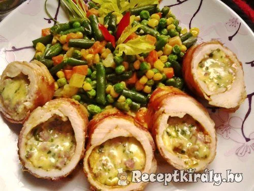 Sajtos-sonkás medvehagymás csirkemell tekercs recept