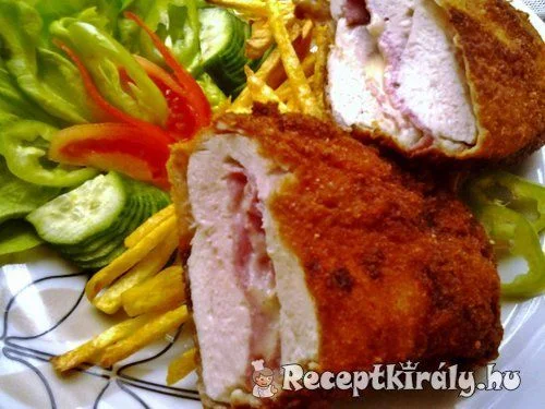 Baconnel és sajttal töltött csirkemell