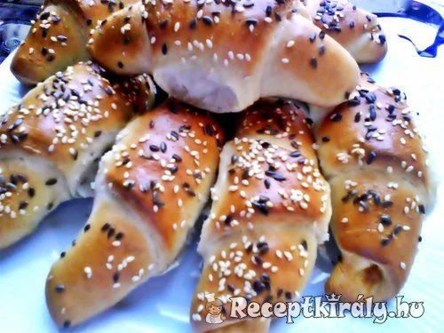 Sajtos-kolbászos töltött kifli