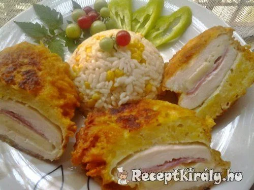 Sajtos-sonkás töltött rántott csirkemell
