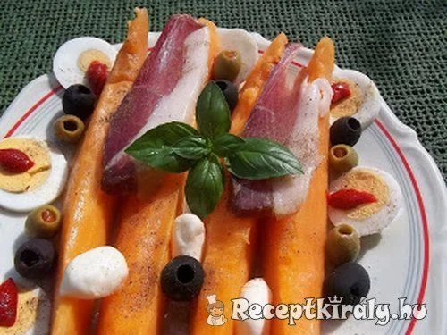 Sárgadinnye sonkával tojással és olívabogyóval recept