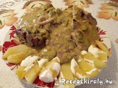 Sertéskaraj uborkás-hagymamártással recept