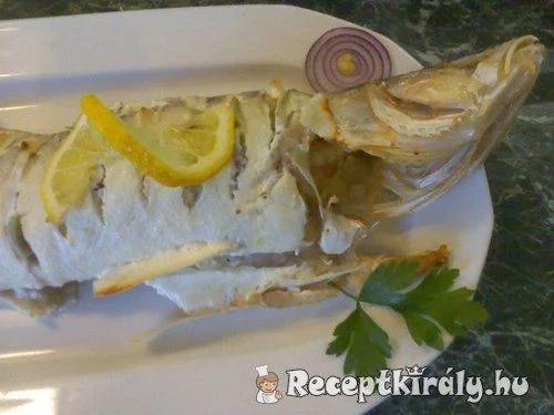 Süllő szalonnával és fokhagymával spékelve