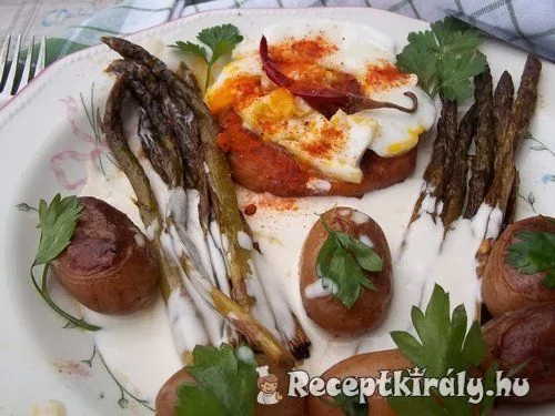 Sült zöldspárga sonkával tükörtojással fehérboros tartárral