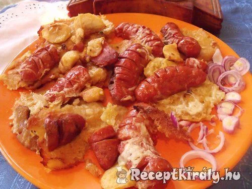 Sült tócsni debrecenivel és sajtos almával