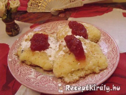 Sült túrós fánk aszalt szilvával