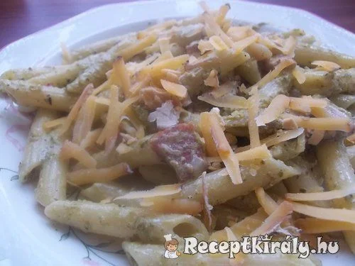 Szalonnás sonkás zöld pestos penne