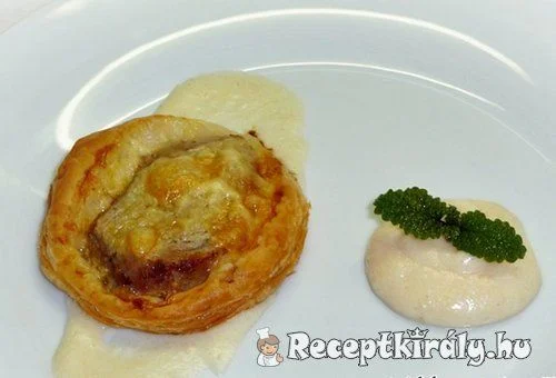 Szűzpecsenye korongok leveles tésztával és birsalmamártással recept