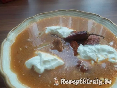 Tejfölös bableves füstölt karajjal recept