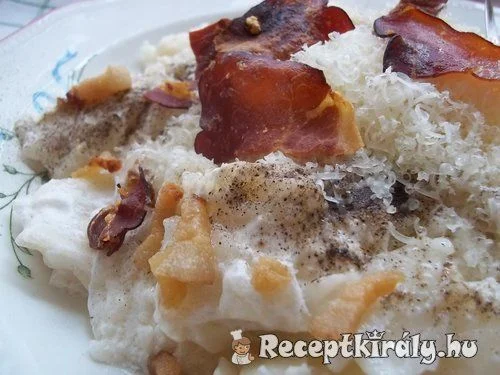 Tejfölös túrós sajtos csusza sült szalonnával recept