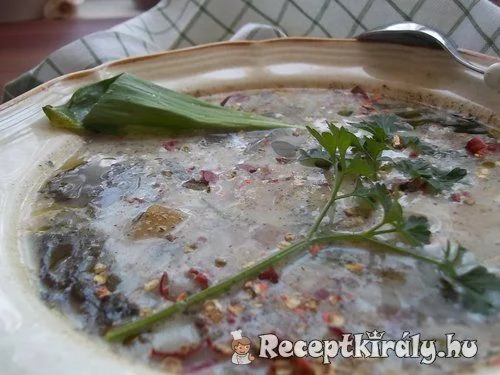 Tejszínes chilis hagymaleves