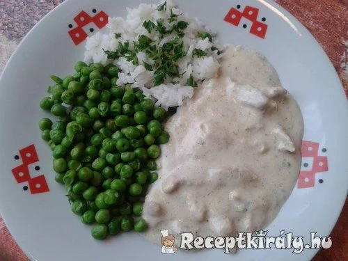 Tejszínes csirkecsíkok, párolt borsóval és rizzsel