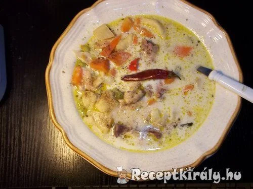 Tejszínes tárkonyos csirkeraguleves fehérborral recept