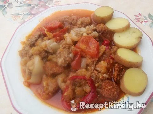 Tökös lecsó darált hússal füstölt kolbásszal