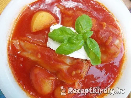 Töltött paprika bazsalikomos vörösboros paradicsomszószban tejföllel