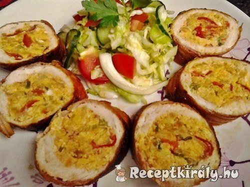 Tojásos lecsóval töltött csirkemell bacon köntösben recept