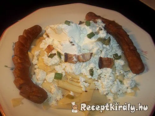 Túrós csusza sült baconnel és virslivel recept
