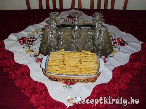 Vendégváró sós-sajtos rudak recept