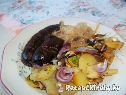 Véres hurka hagymás szalonnás krumplival