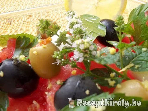 Vodkás görögdinnyesaláta mozzarellával olívabogyókkal