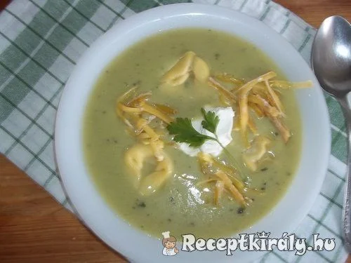 Zöldborsó-krémleves sonkás tortellinivel