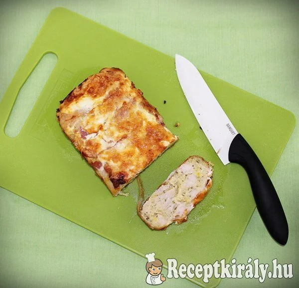 Baconbe göngyölt sajtos pulykamell recept