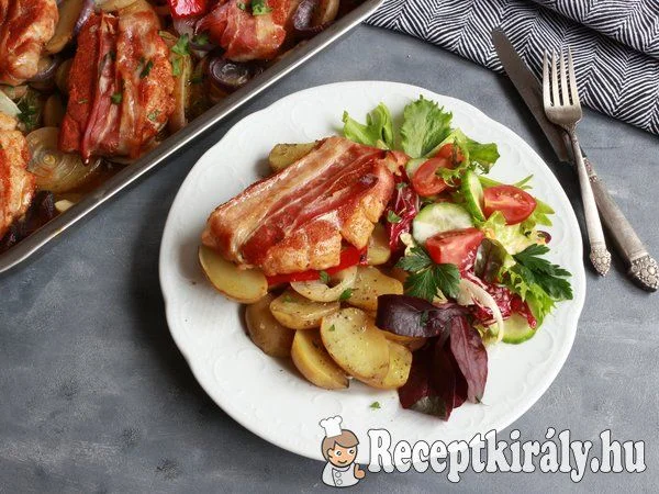 Baconbe tekert fűszeres karaj burgonya ágyon recept