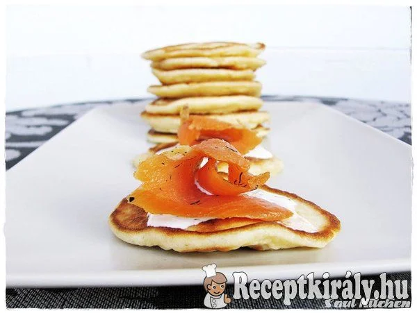 Blini kapros tejföllel és pácolt füstölt lazaccal recept