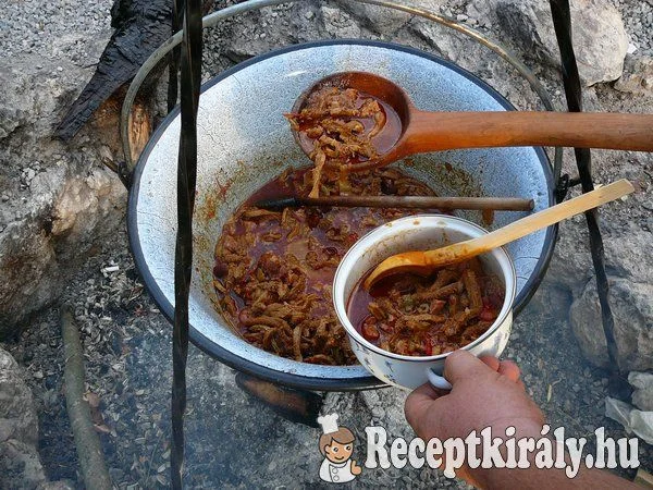 Csülkös pacalpörkölt