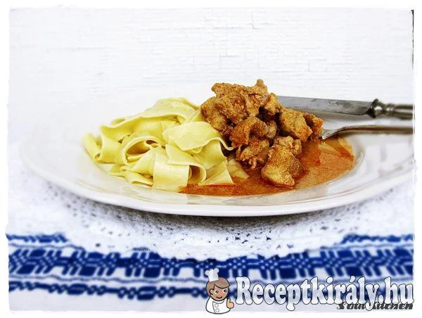 Harcsapaprikás fokhagymás tésztával recept