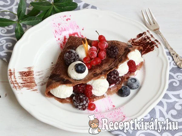 Kakaós palacsinta mascarpone krémmel és erdei gyümölcsökkel