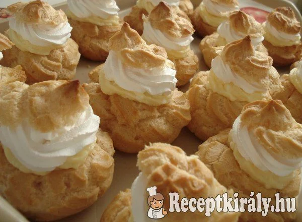 Képviselőfánk vaníliás pudinggal és tejszínhabbal