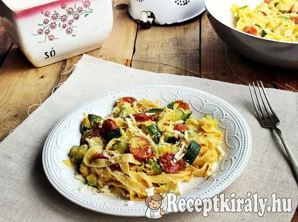 Kolbászos-cukkinis tészta recept