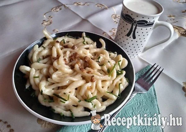 Liptói sodrott tészta brindzával recept