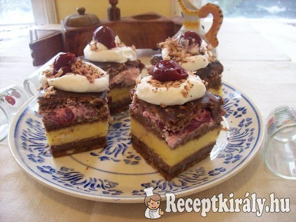 Madártej krémes meggyes kocka recept