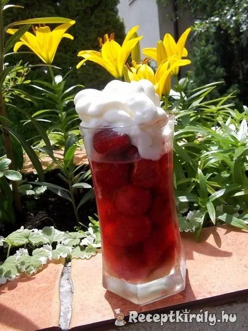 Vodkás eper tejszínhabbal recept