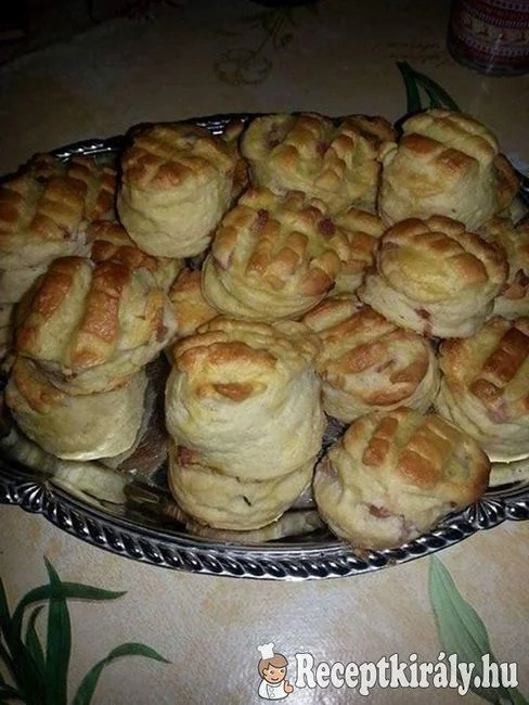 Hajtogatott kolbászos pogácsa recept
