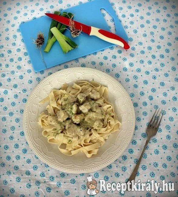 Harcsa tejszínes szószban metélt tésztával recept