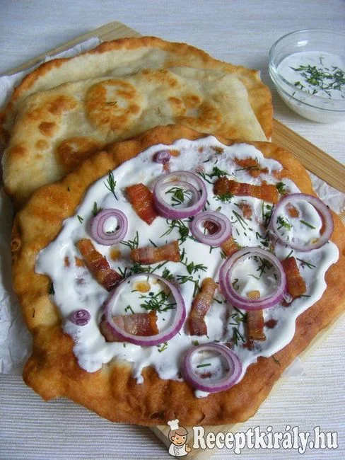 Juhtúrós lepény kapros tejföllel recept