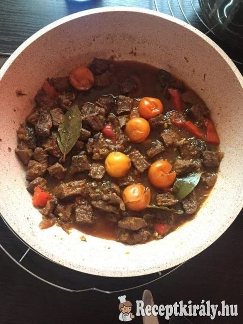 Marhapörkölt meggylekvárral recept