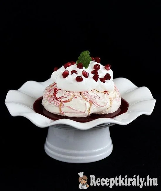 Mini Pavlova gránátalmával, tejszínhabbal