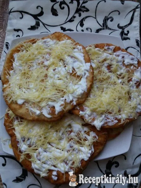 Sajttal töltött élesztő nélküli lángos