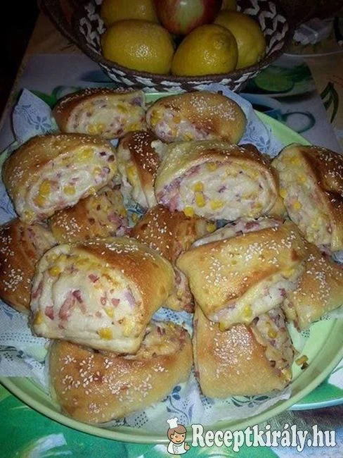 Sonkás-kukoricás töltött háromszögek recept