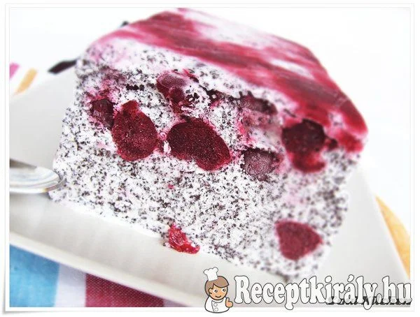 Meggyes mákparfé recept
