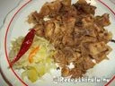 Baconos káposztás kocka vörösborral csalamádéval – 2. kép