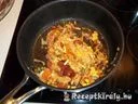 Baconös kolbászos tészta sütve – 2. kép