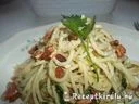 Baconos medvehagymás sajtos spagetti dióval megszórva – 1. kép