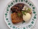 Brandyvel locsolt tortaszeletek fagylalttal – 3. kép