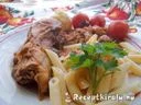 Csirkefarhát gombapörkölttel és penne tésztával – 4. kép