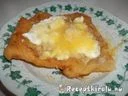 Fokhagymás tejfölös sajtos lángos – 3. kép
